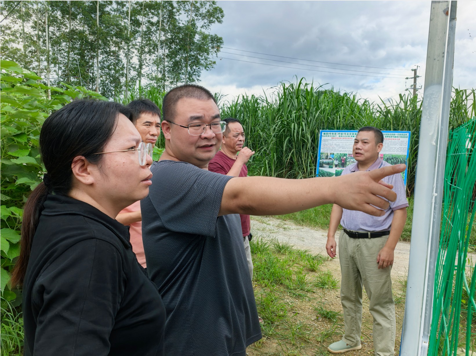 畜牧研究院莅临助农基地指导调研1.jpg 畜牧研究院莅临助农基地指导调研1.jpg