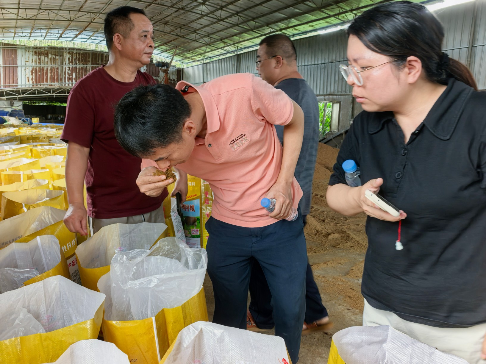畜牧研究院莅临助农基地指导调研3.jpg 畜牧研究院莅临助农基地指导调研3.jpg